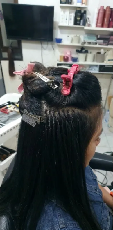 Proses pemasangan Hair Extension Feather